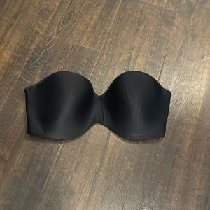 Lightly lined strapless bra